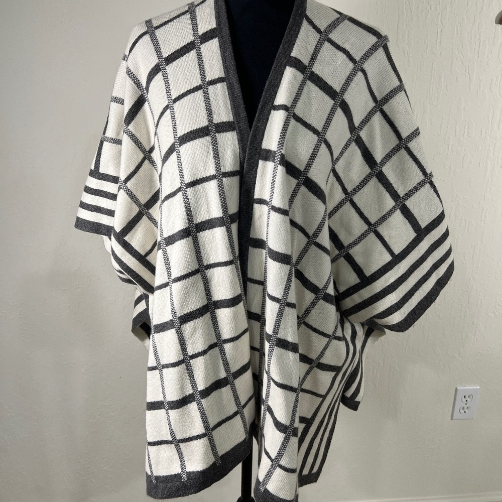 CAbi cream/grey plaid sweater‎ cardigan poncho XS/S